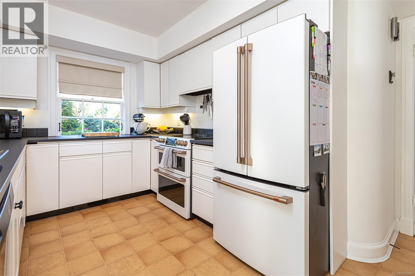 987 Beach Dr, Oak Bay