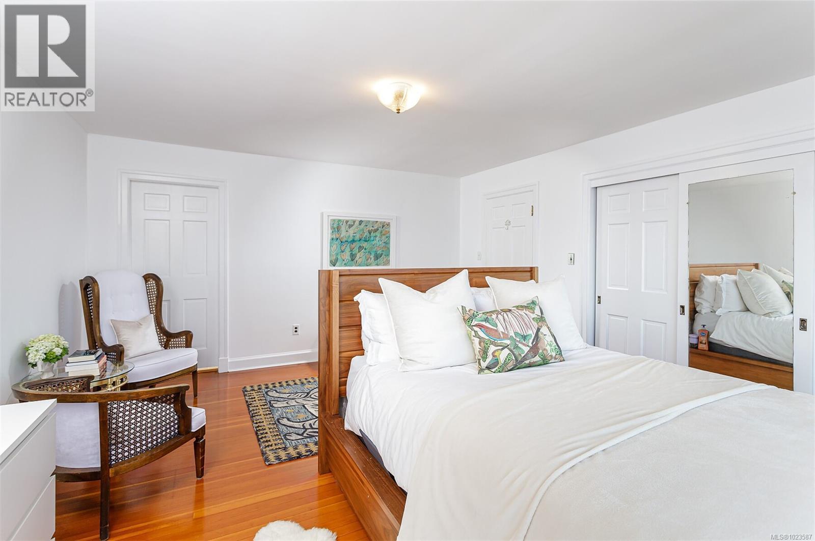 987 Beach Dr, Oak Bay