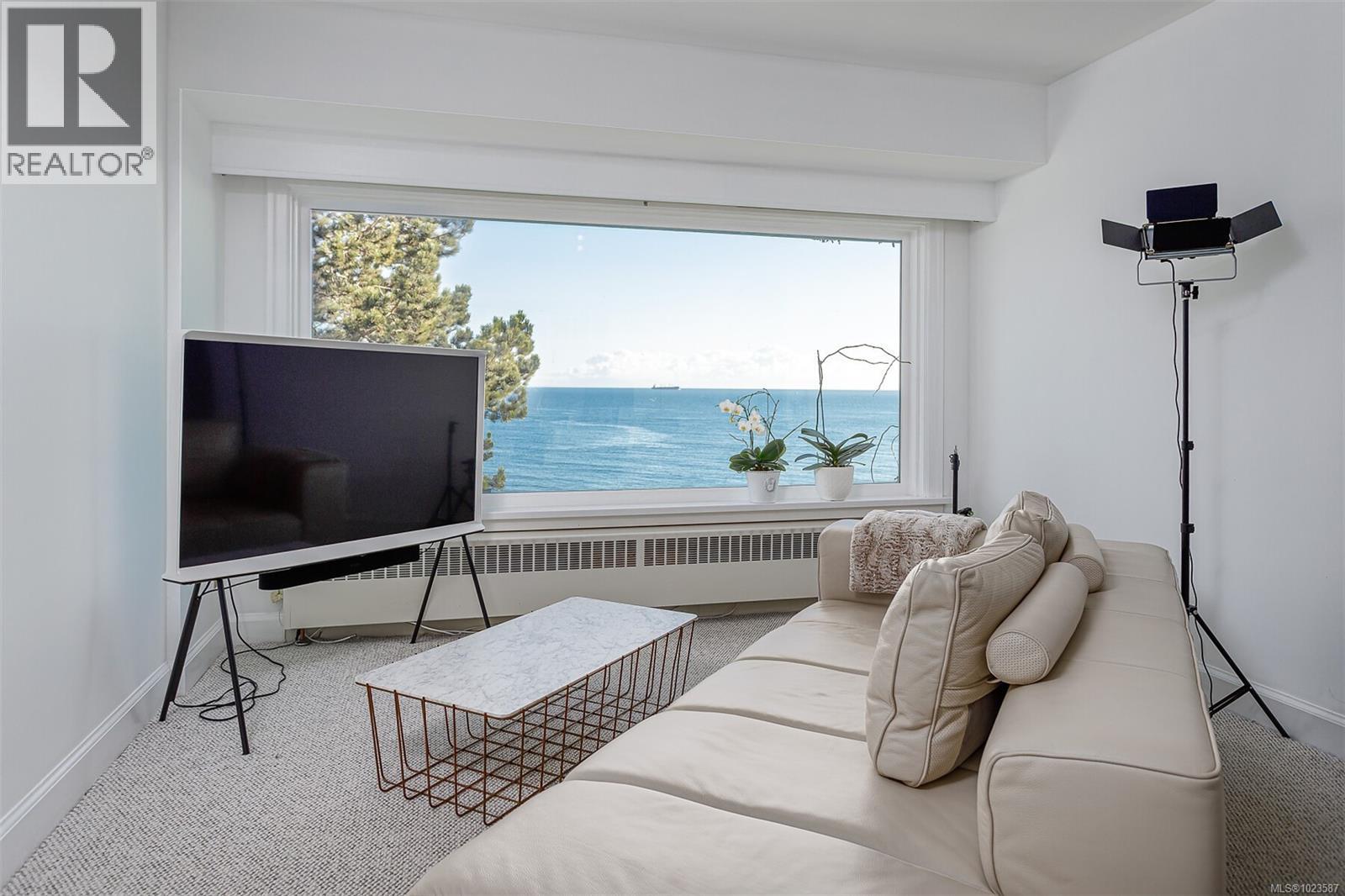 987 Beach Dr, Oak Bay