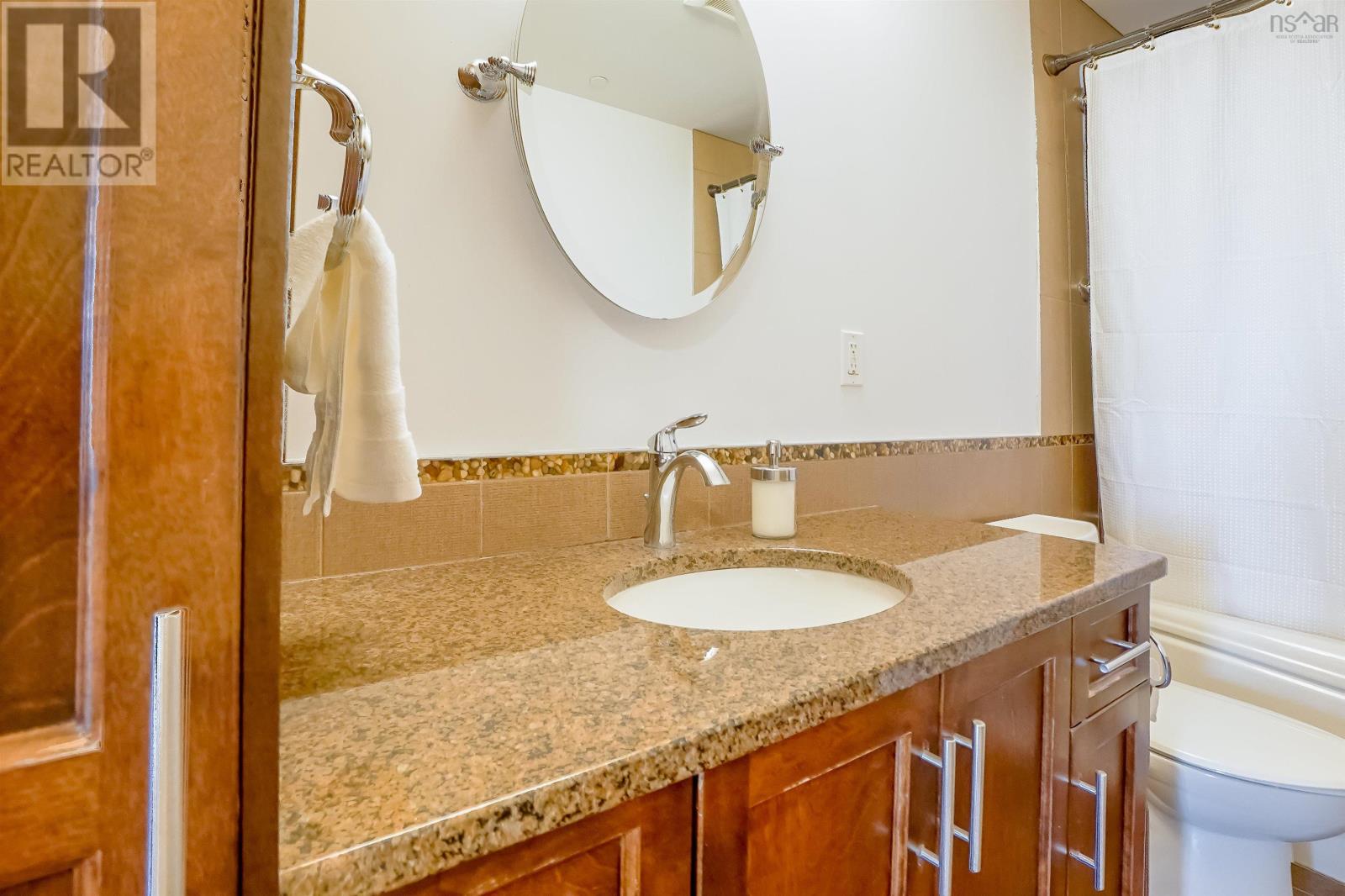 Property 27 of 38 of 1002 1445 South Park Street