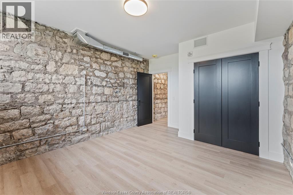 #101 247 BROCK STREET - 9