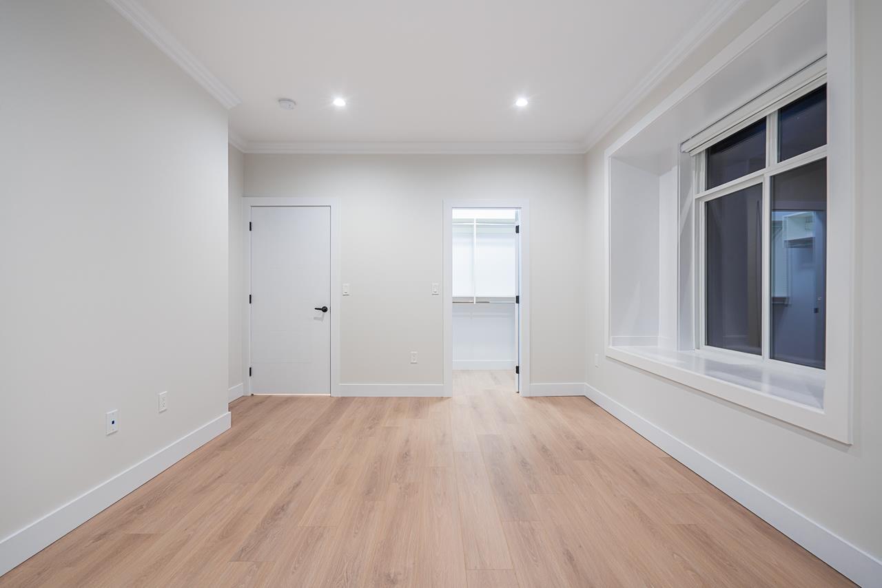 House in Surrey - Image 30