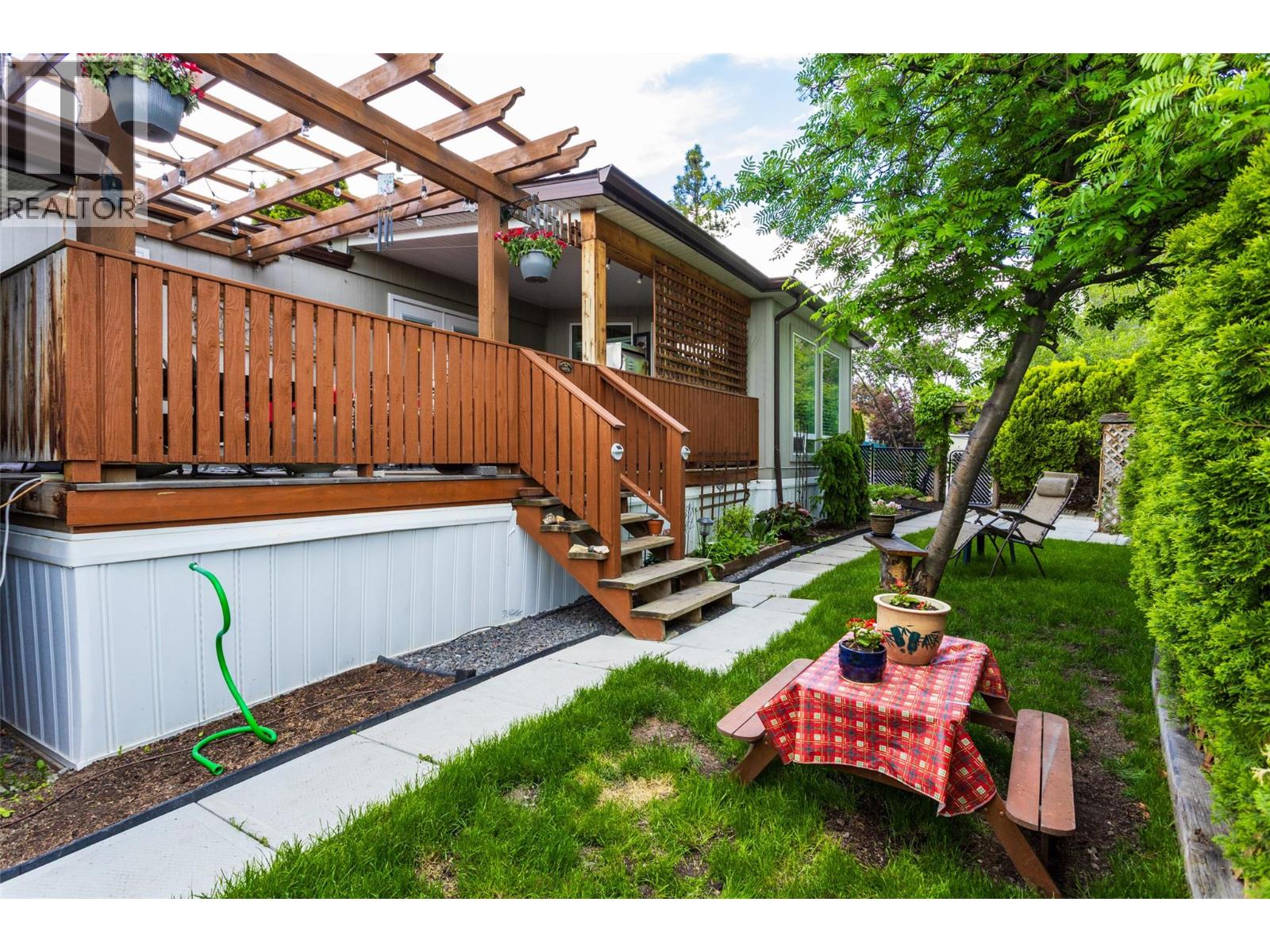 46 2001 97 S Highway, West Kelowna