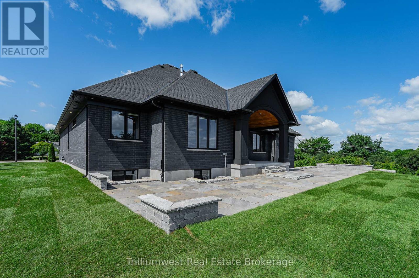 10 INVERHILL ROAD — photo 38
