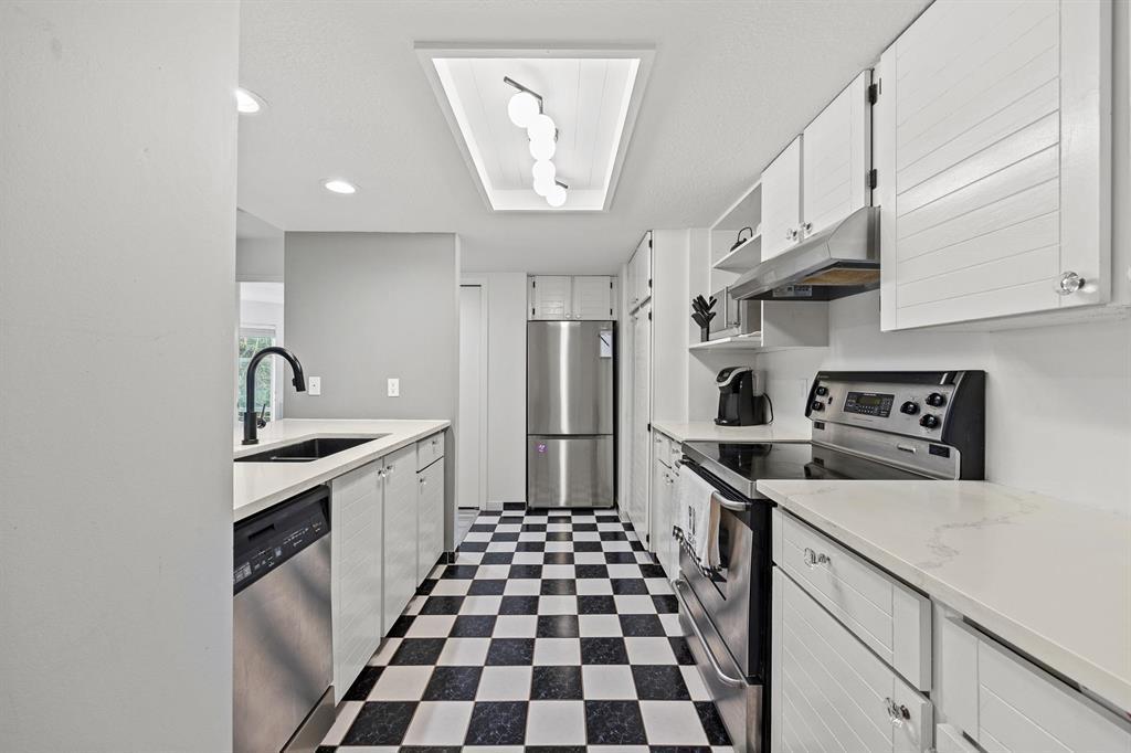 102 15025 VICTORIA AVENUE, White Rock