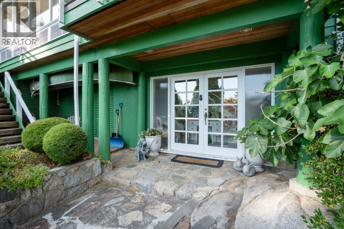 4415 WOODCREST ROAD, West Vancouver