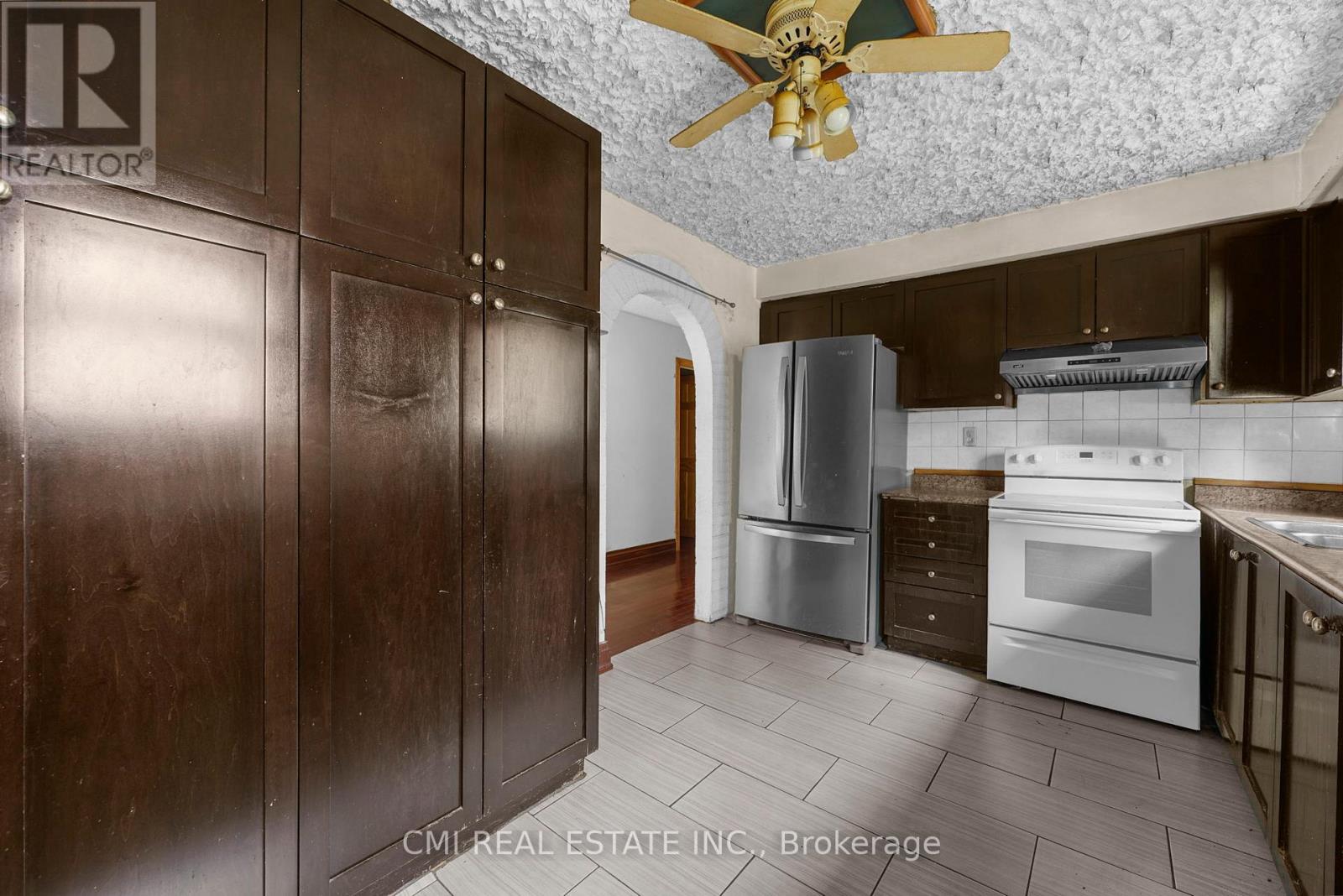 50 APACHE TRAIL - 20