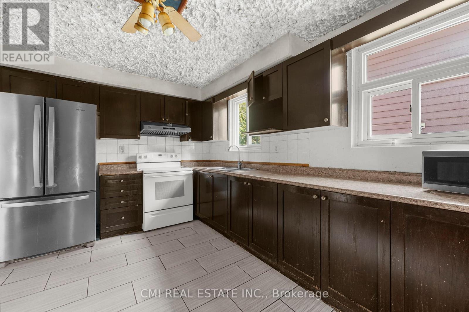 50 APACHE TRAIL - 21
