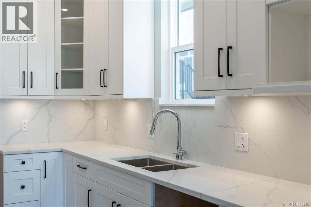 669 SANDERSON RD - 17