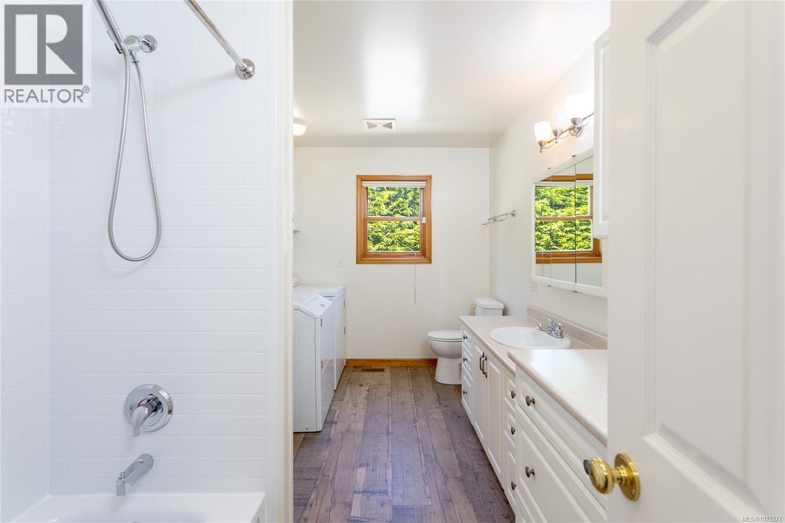 681 Lombard Dr, Metchosin