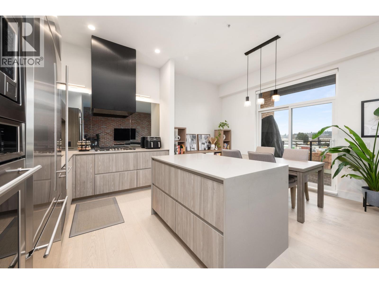 303 300 SALTER STREET