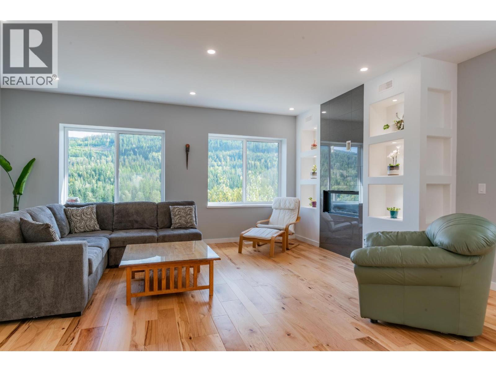 934 REDSTONE Drive, Rossland