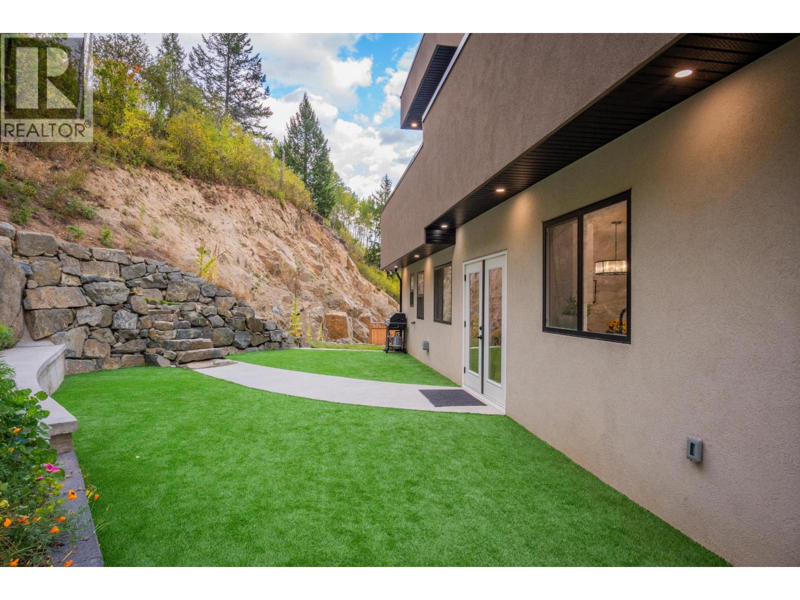 934 REDSTONE Drive, Rossland