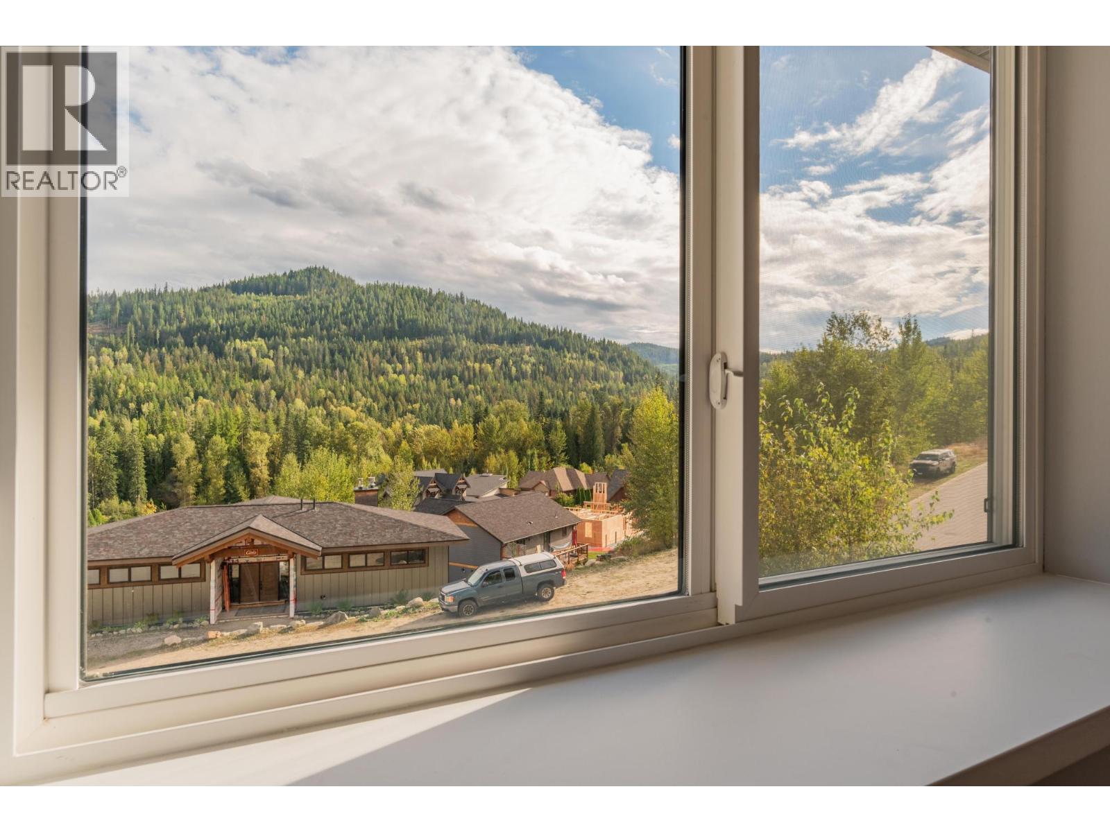 934 REDSTONE Drive, Rossland