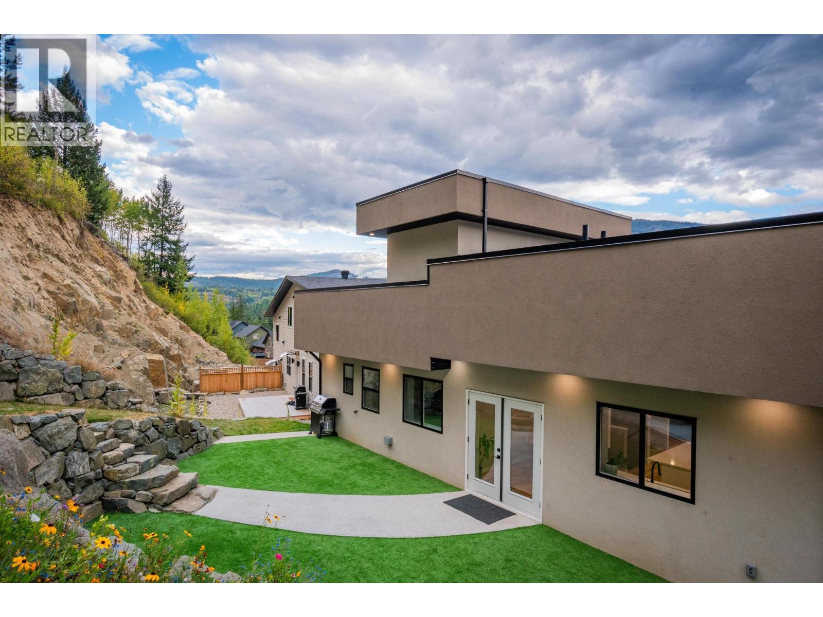 934 REDSTONE Drive, Rossland