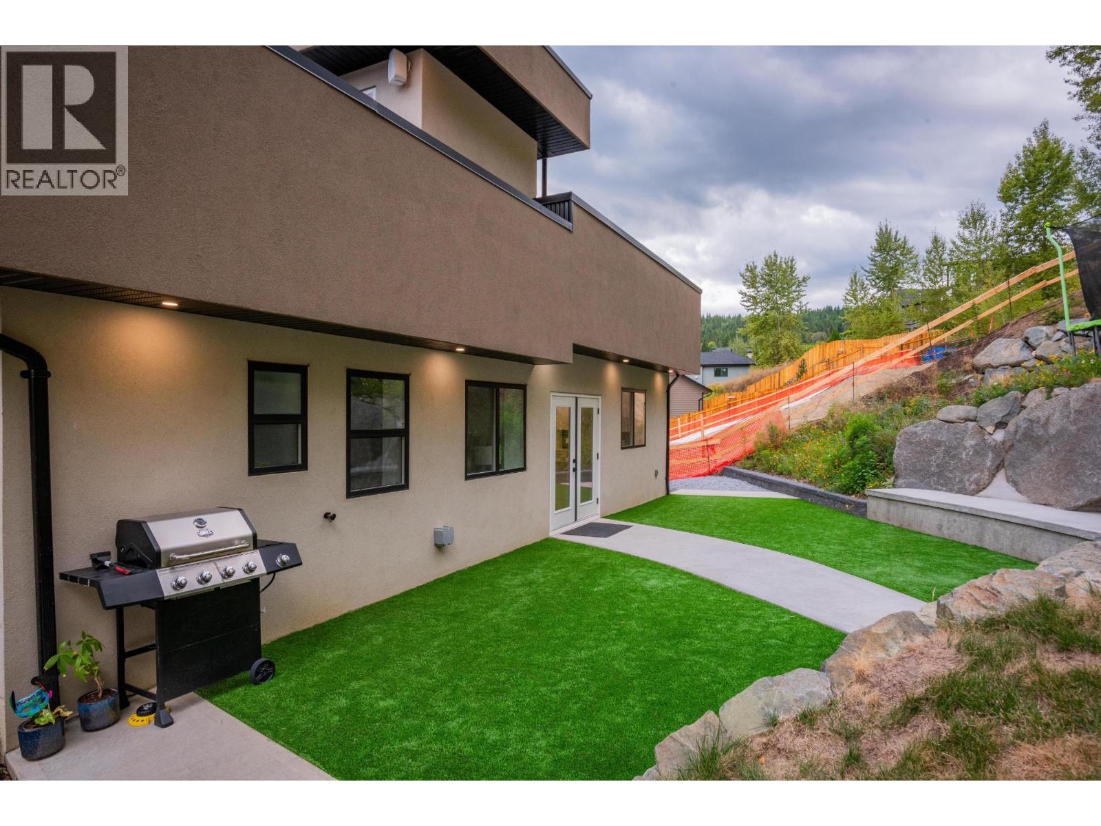 934 REDSTONE Drive, Rossland