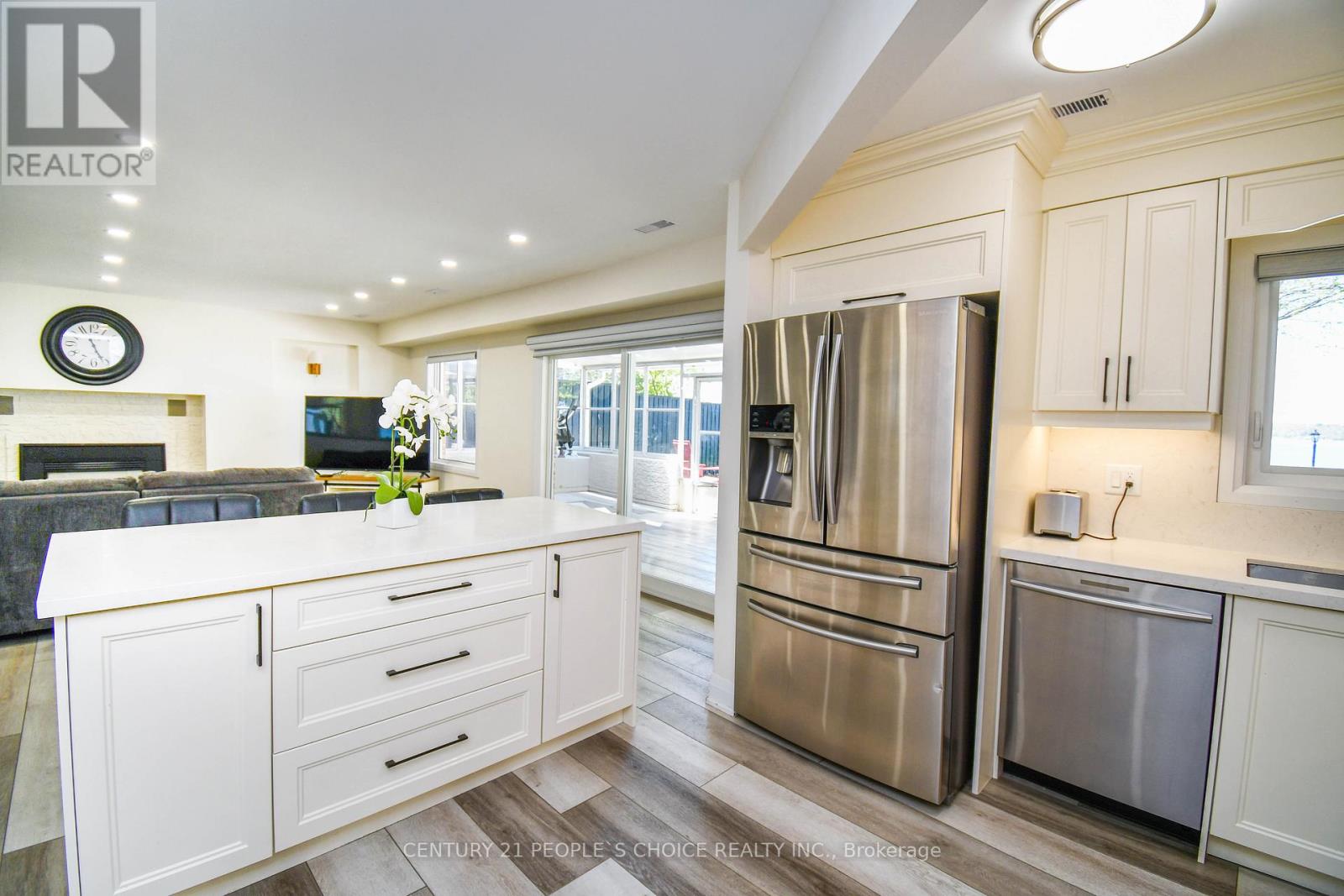 694 BROADVIEW AVENUE - 38