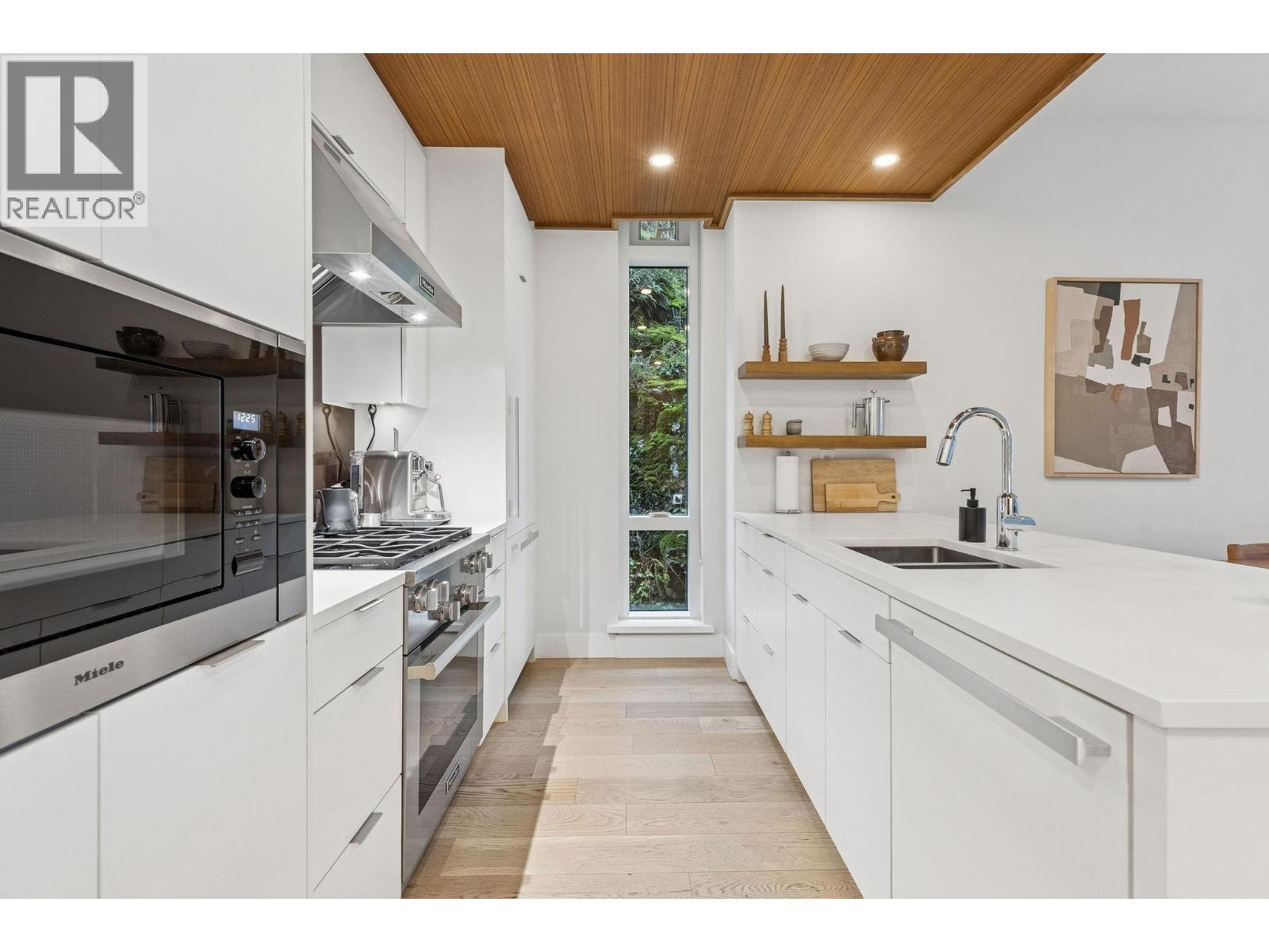 401 6699 NELSON AVENUE, West Vancouver