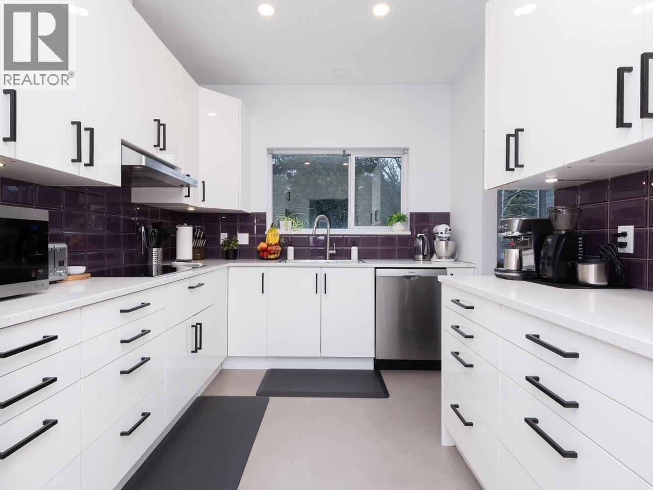 308 1283 PARKGATE AVENUE, North Vancouver