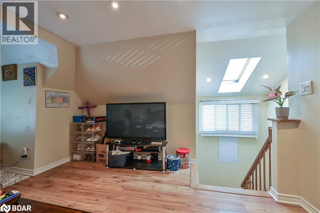139 BALSAM AVENUE S - 17
