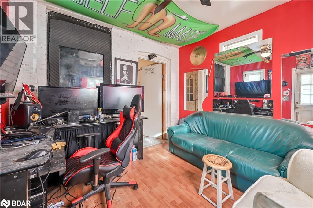 139 BALSAM AVENUE S - 26
