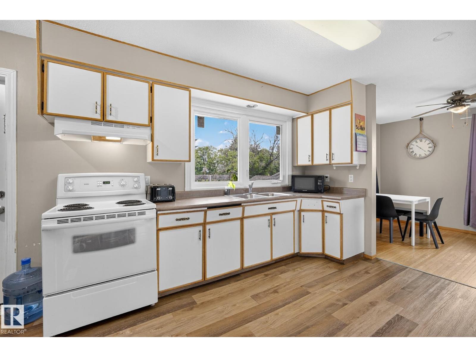 
          320 1 AV
            <br/>
            <span>Thorhild</span>
            , 
            <span>AB</span>
             <span>T0A3J0</span>
         - Photo 34