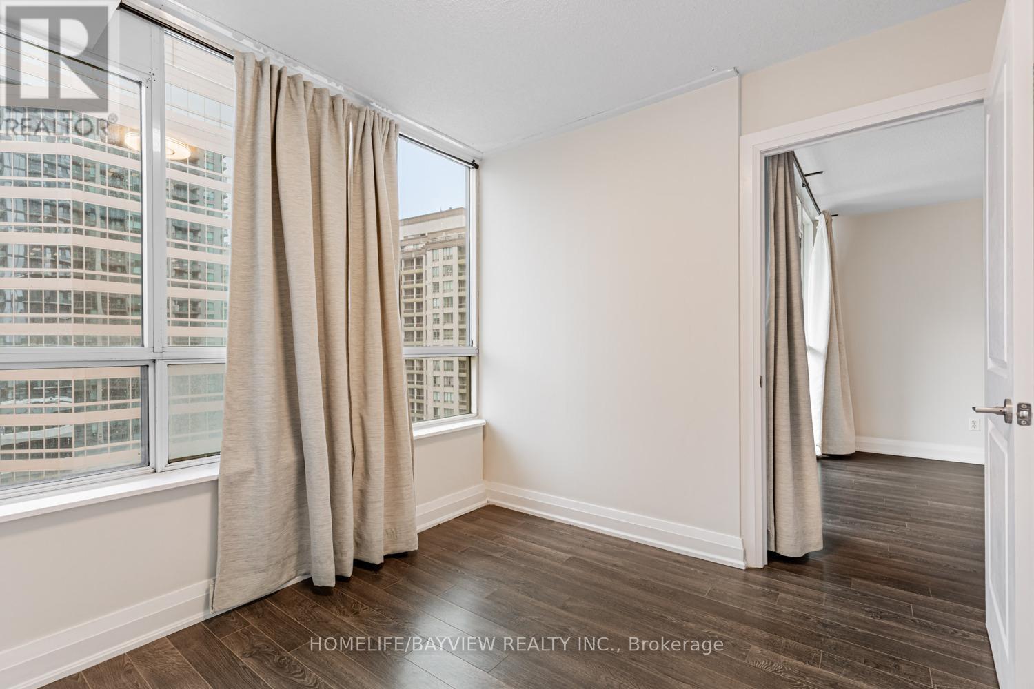 #1015 18 PARKVIEW AVENUE - 16