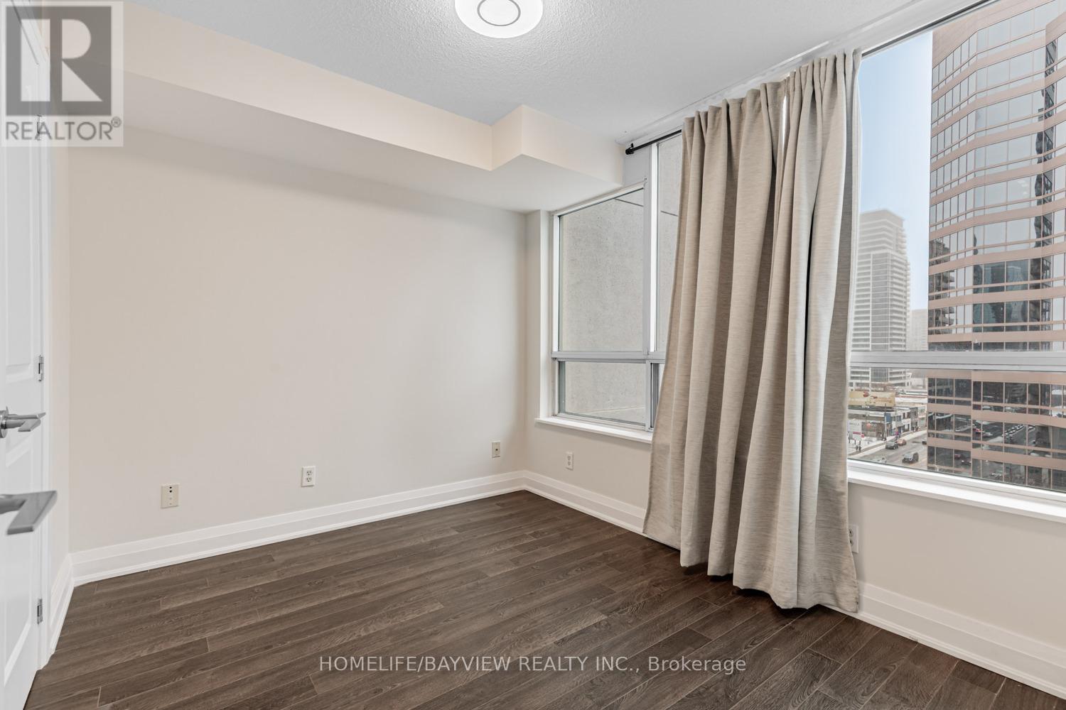 #1015 18 PARKVIEW AVENUE - 17