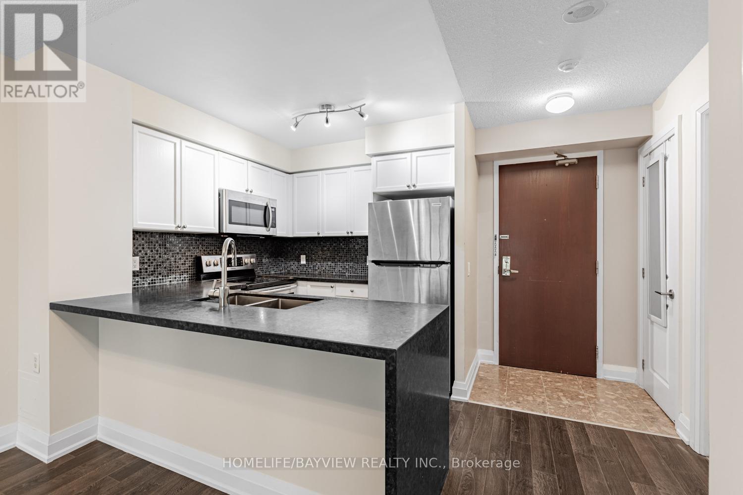 #1015 18 PARKVIEW AVENUE - 4