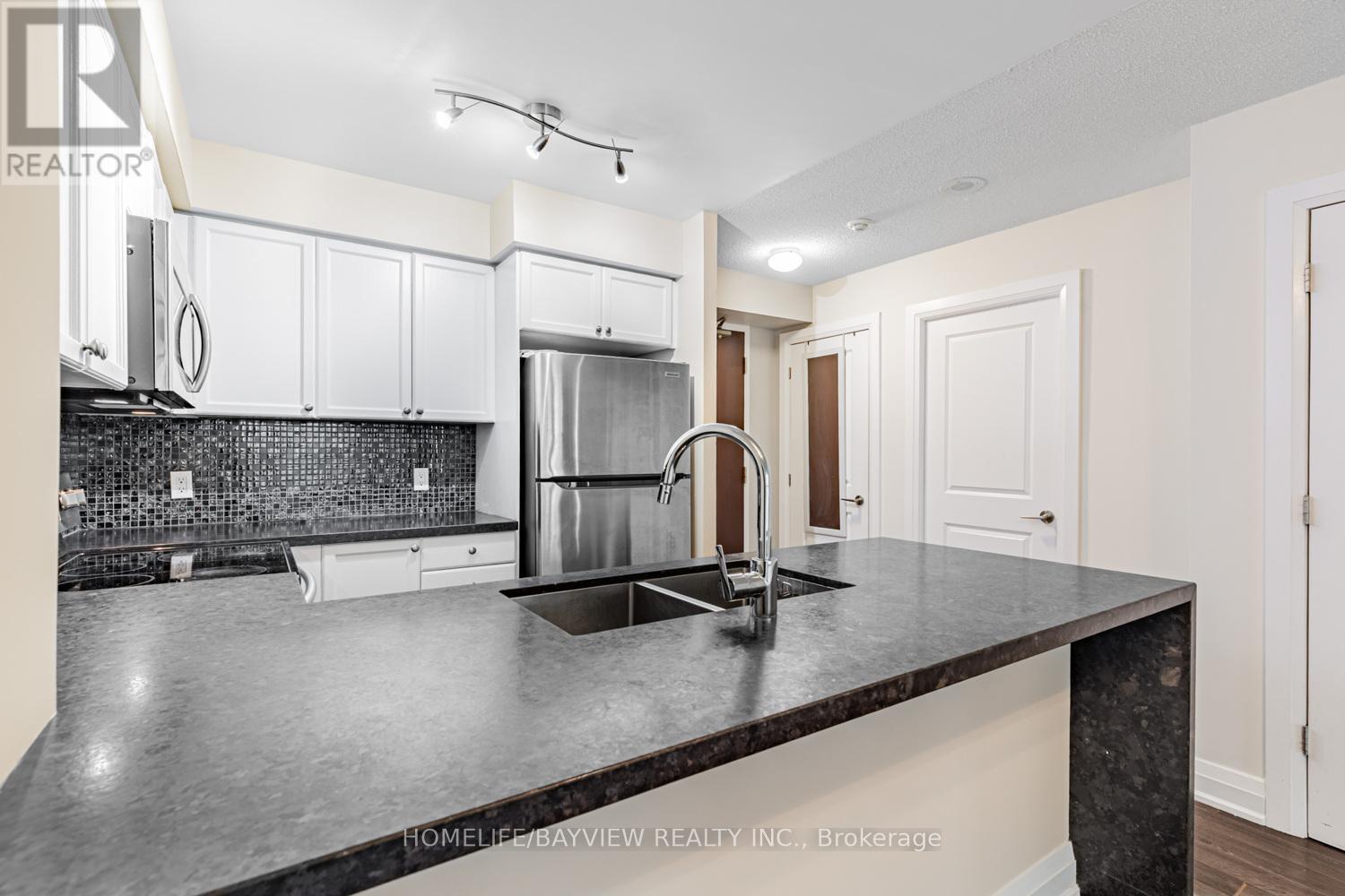 #1015 18 PARKVIEW AVENUE - 5
