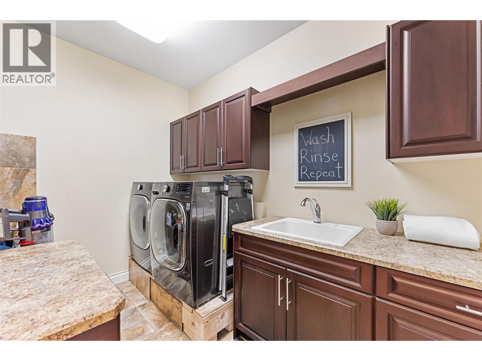  660 Almandine Court, Kelowna