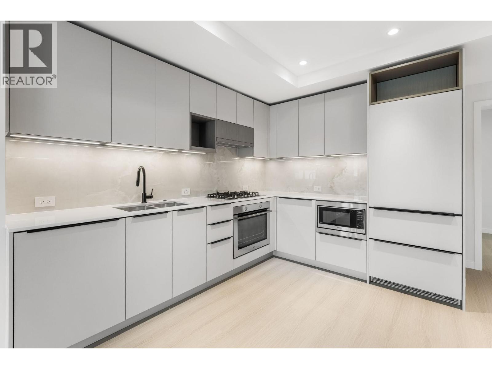 213 2015 ST. JOHNS STREET, Port Moody