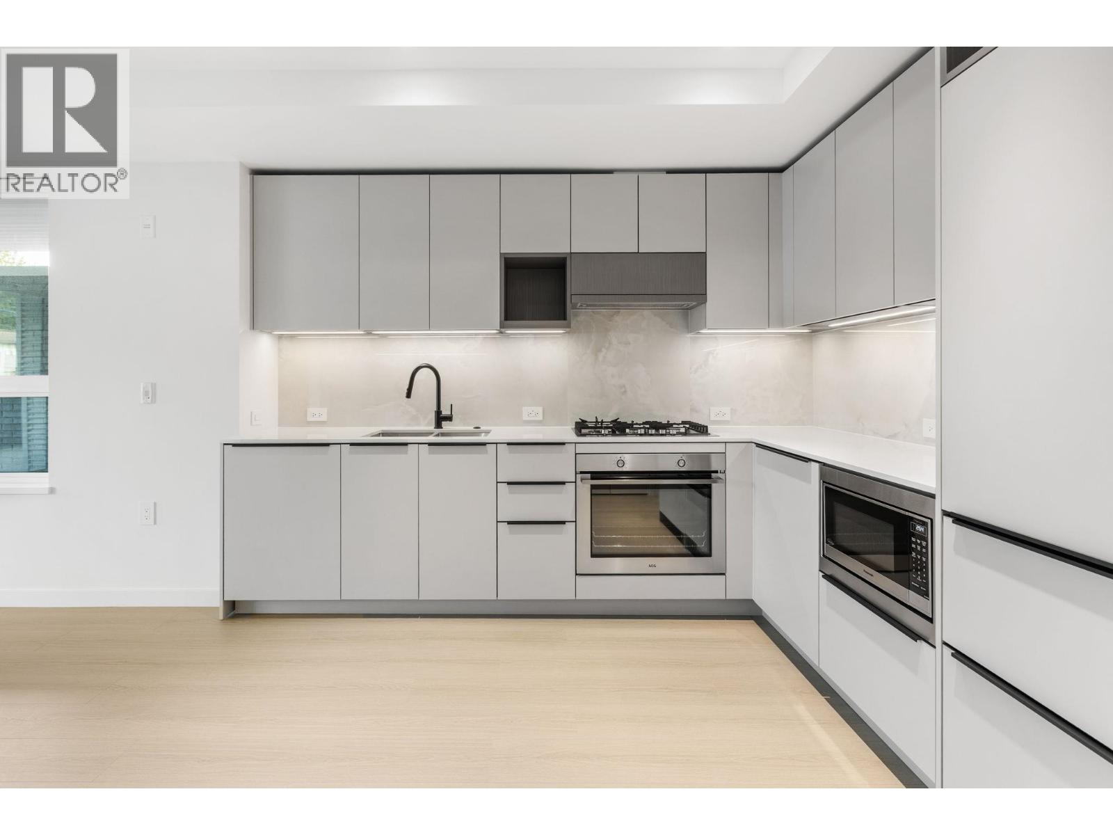 213 2015 ST. JOHNS STREET, Port Moody