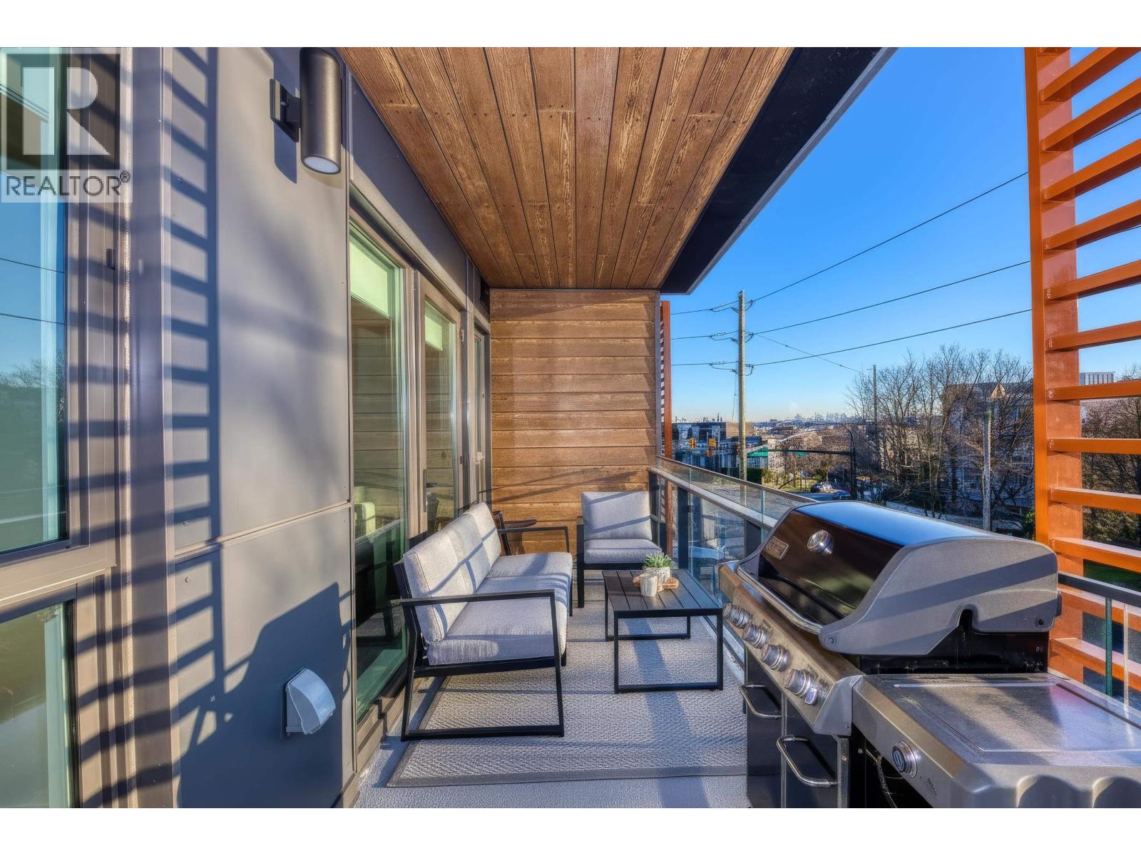 358 422 E 3RD STREET, North Vancouver