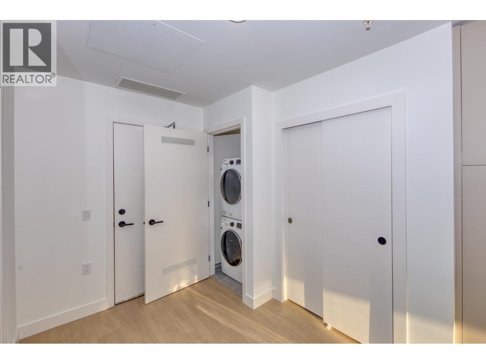 358 422 E 3RD STREET, North Vancouver