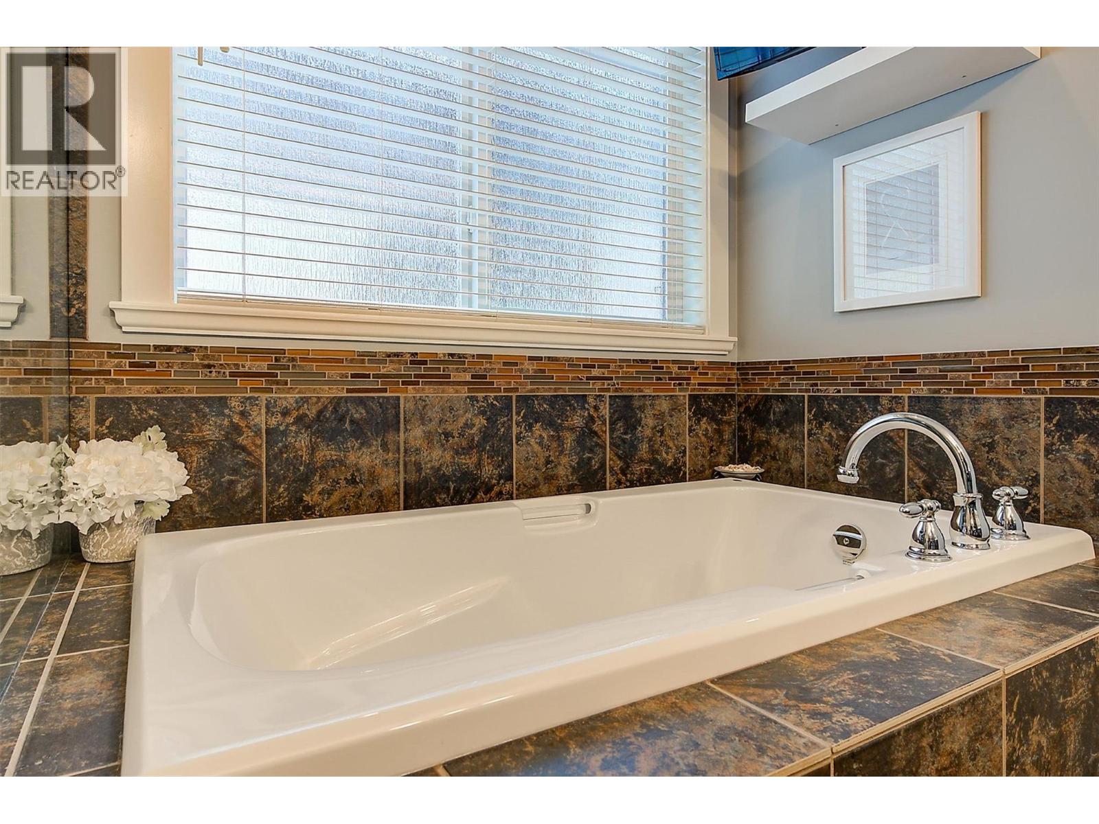  2423 Paramount Drive, West Kelowna