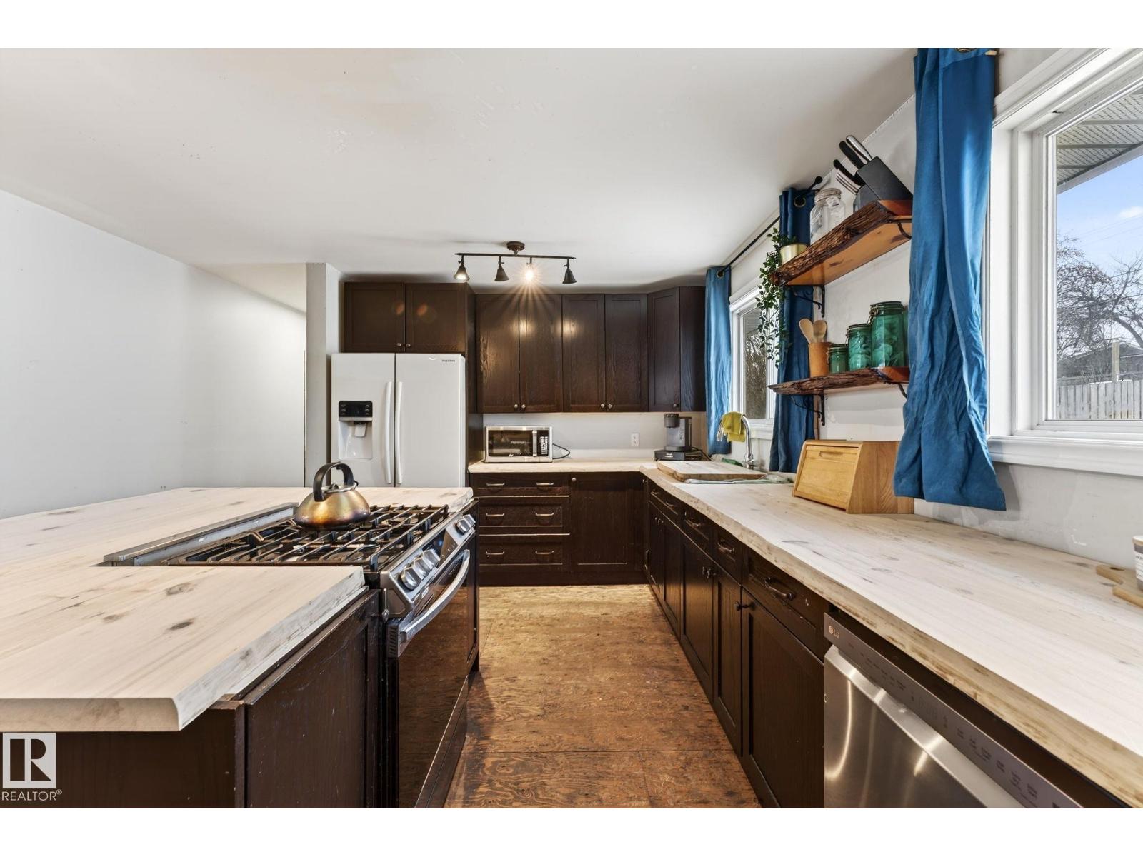 21 SHERIDAN DR, St. Albert