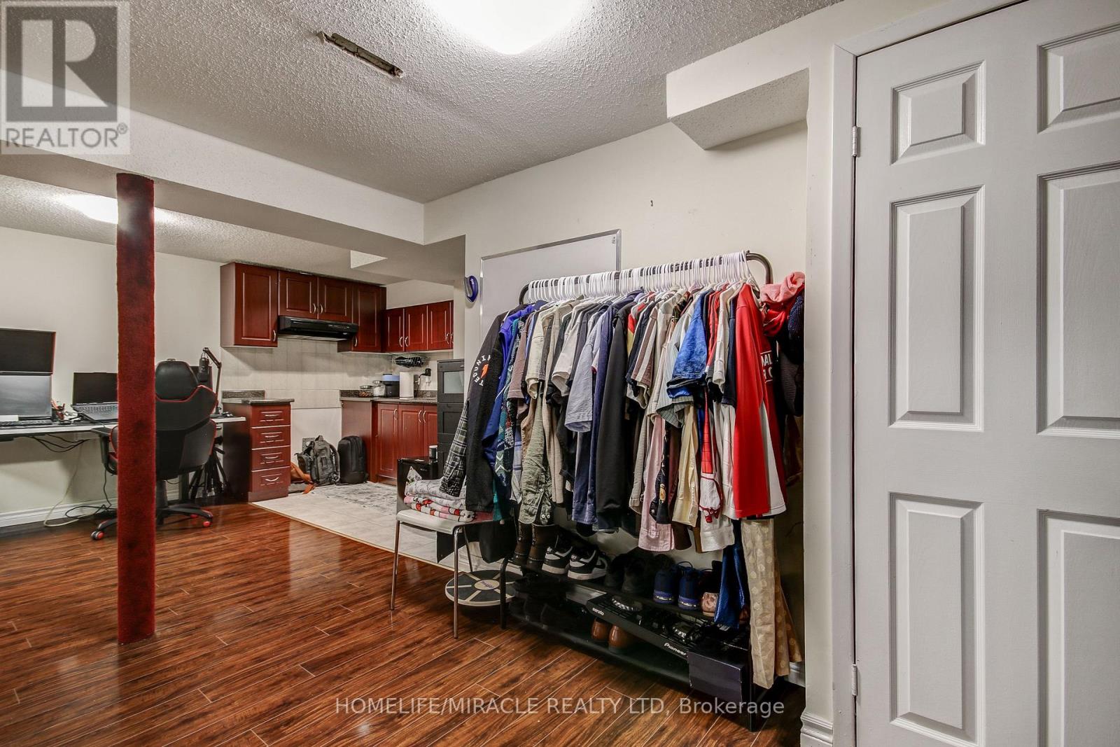 3124 PATRICK CRESCENT - 43