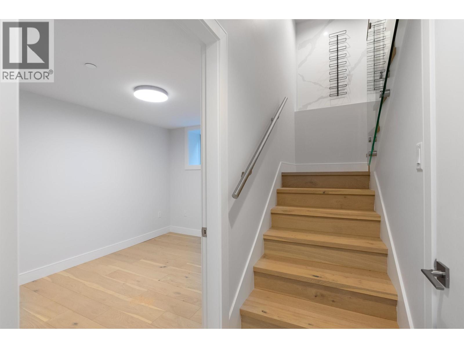 3433 DUNDAS STREET, Vancouver