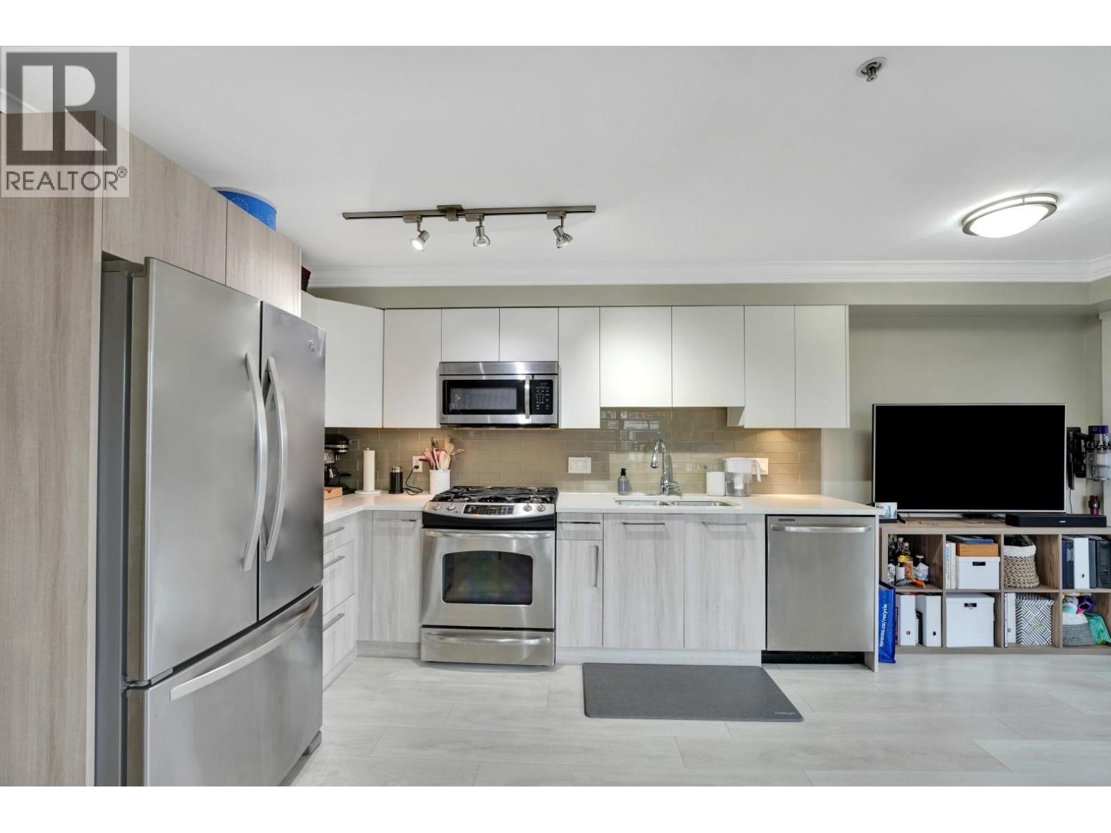 309 857 W 15TH STREET, North Vancouver