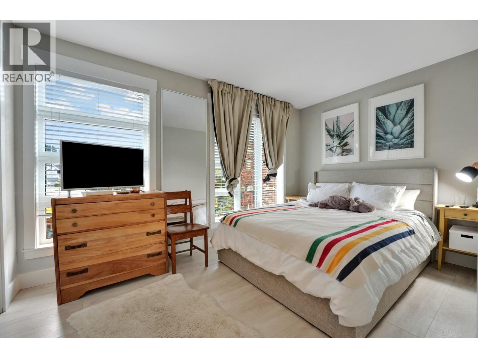 309 857 W 15TH STREET, North Vancouver