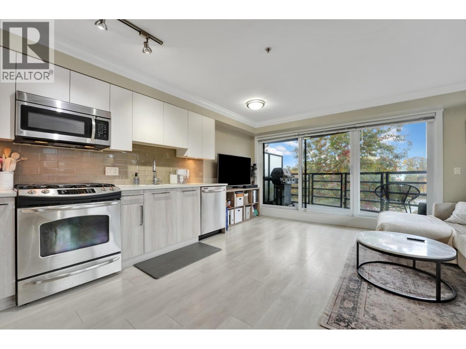 309 857 W 15TH STREET, North Vancouver