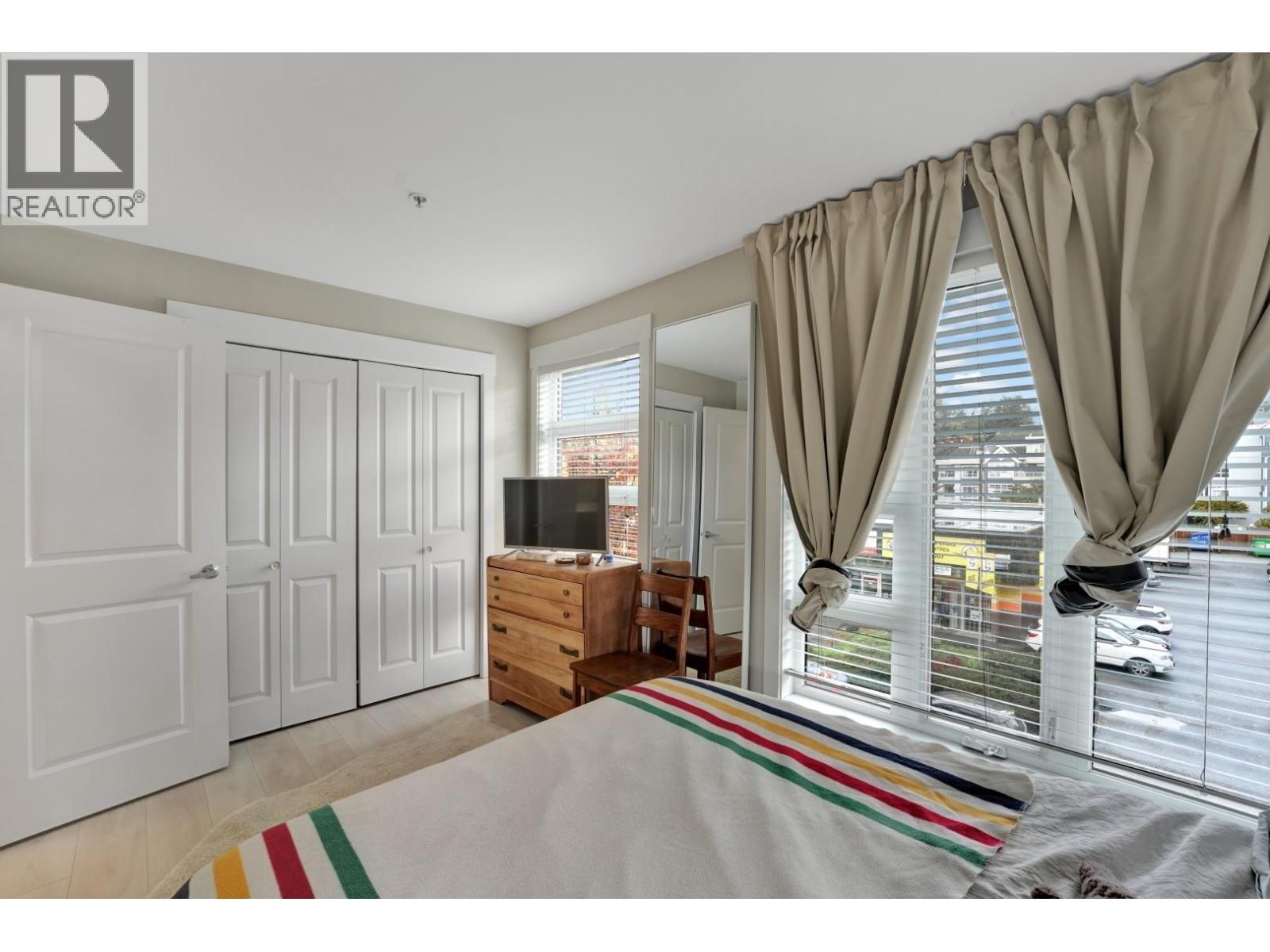 309 857 W 15TH STREET, North Vancouver