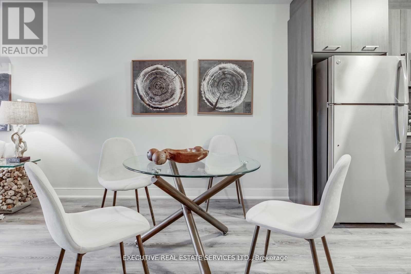 150 Main Unit 807 photo 4