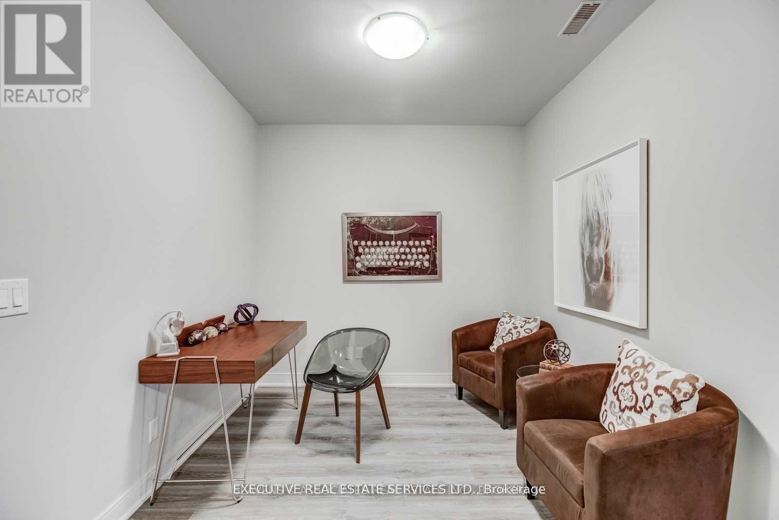 150 Main Unit 807 photo 5