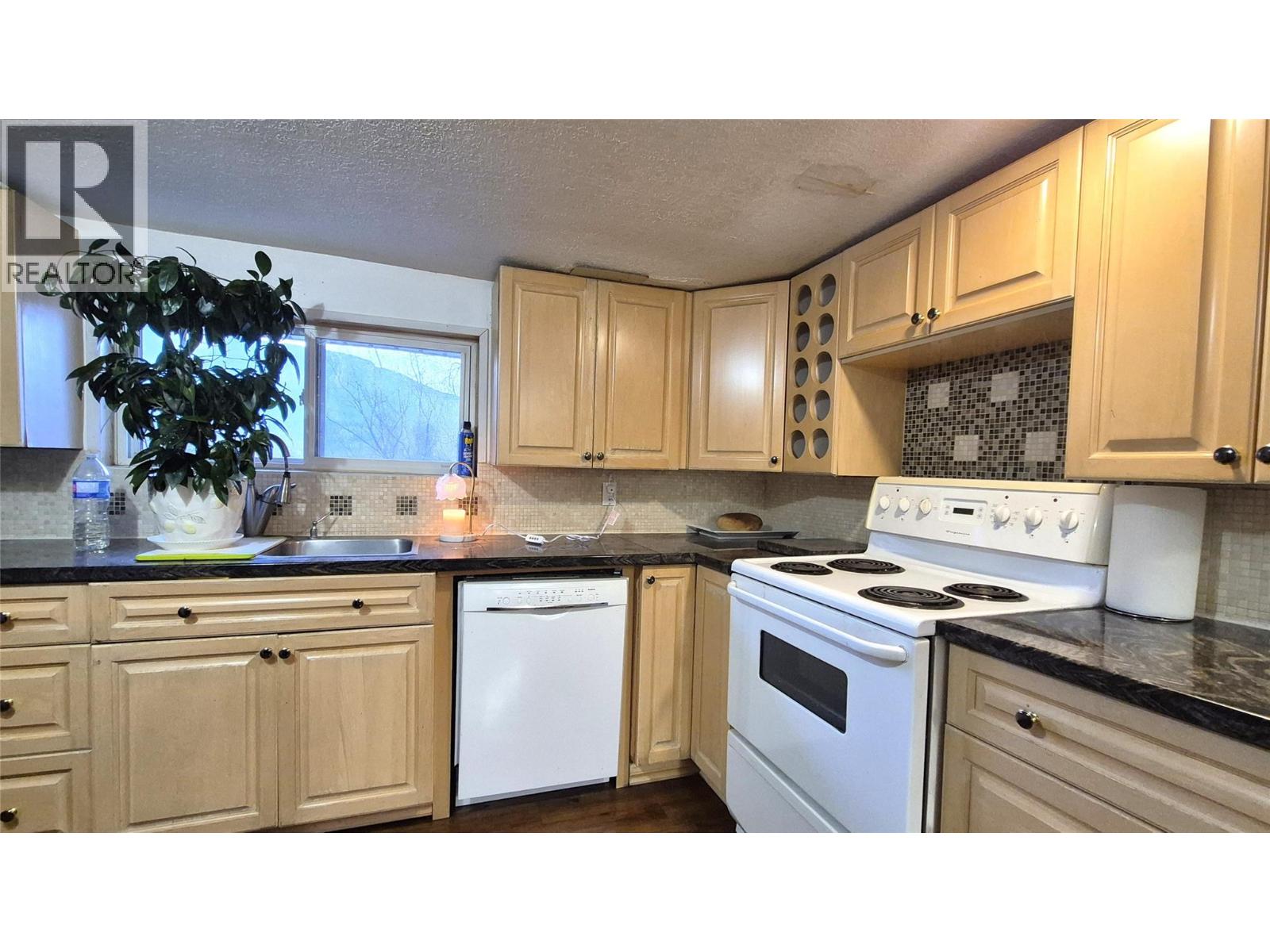  5177 Trans Canada Highway, Tappen