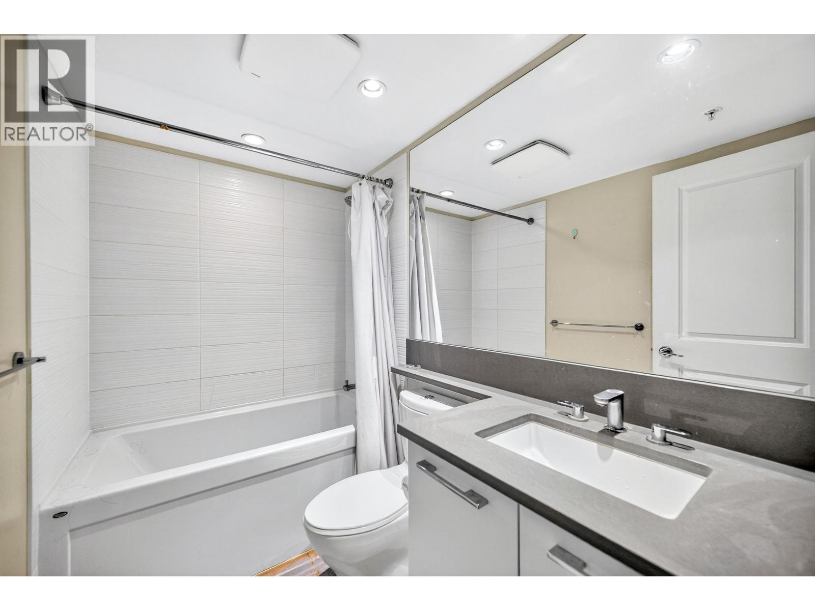 House in Burnaby - Image 24