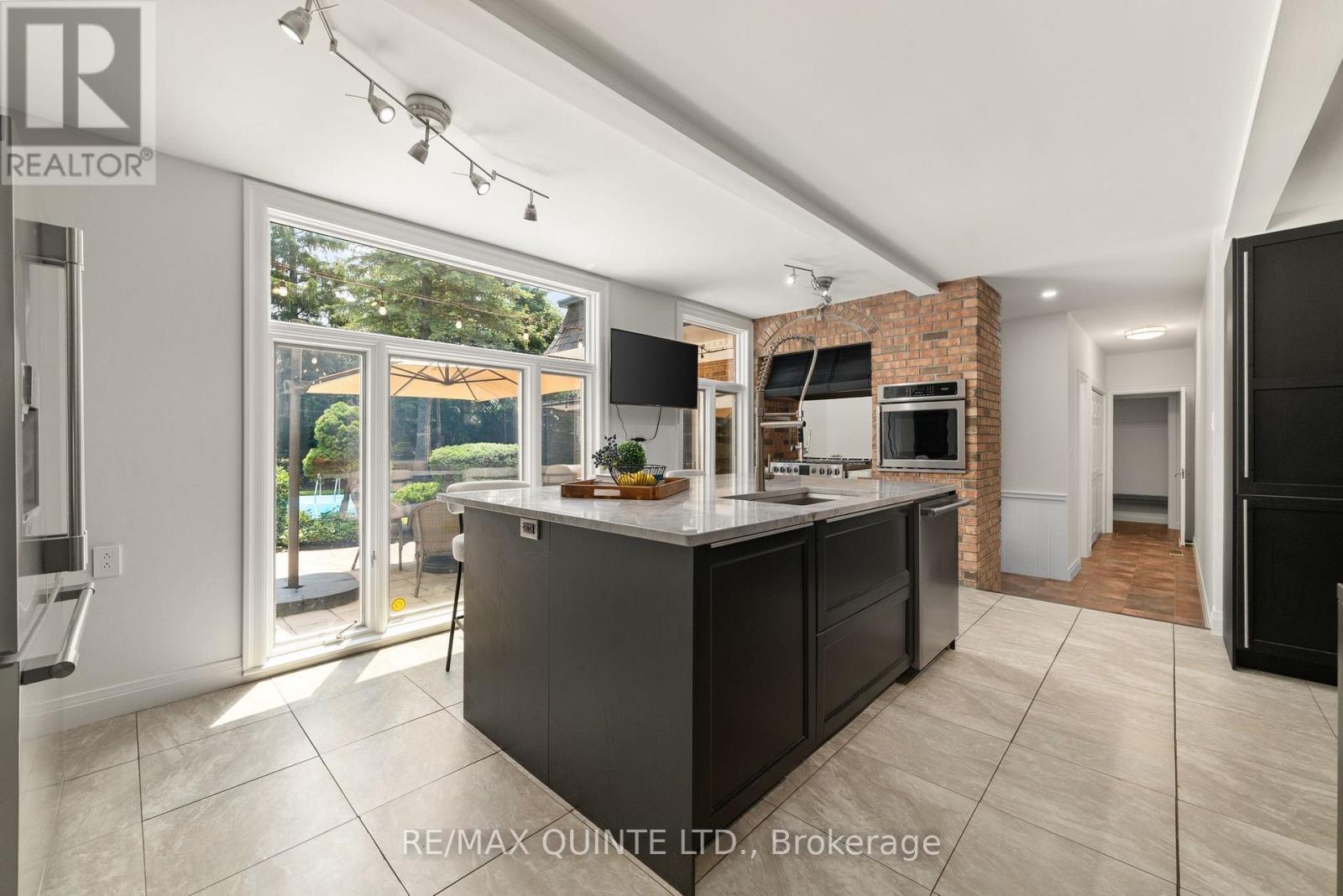 22 FOREST HILL CRESCENT - 8