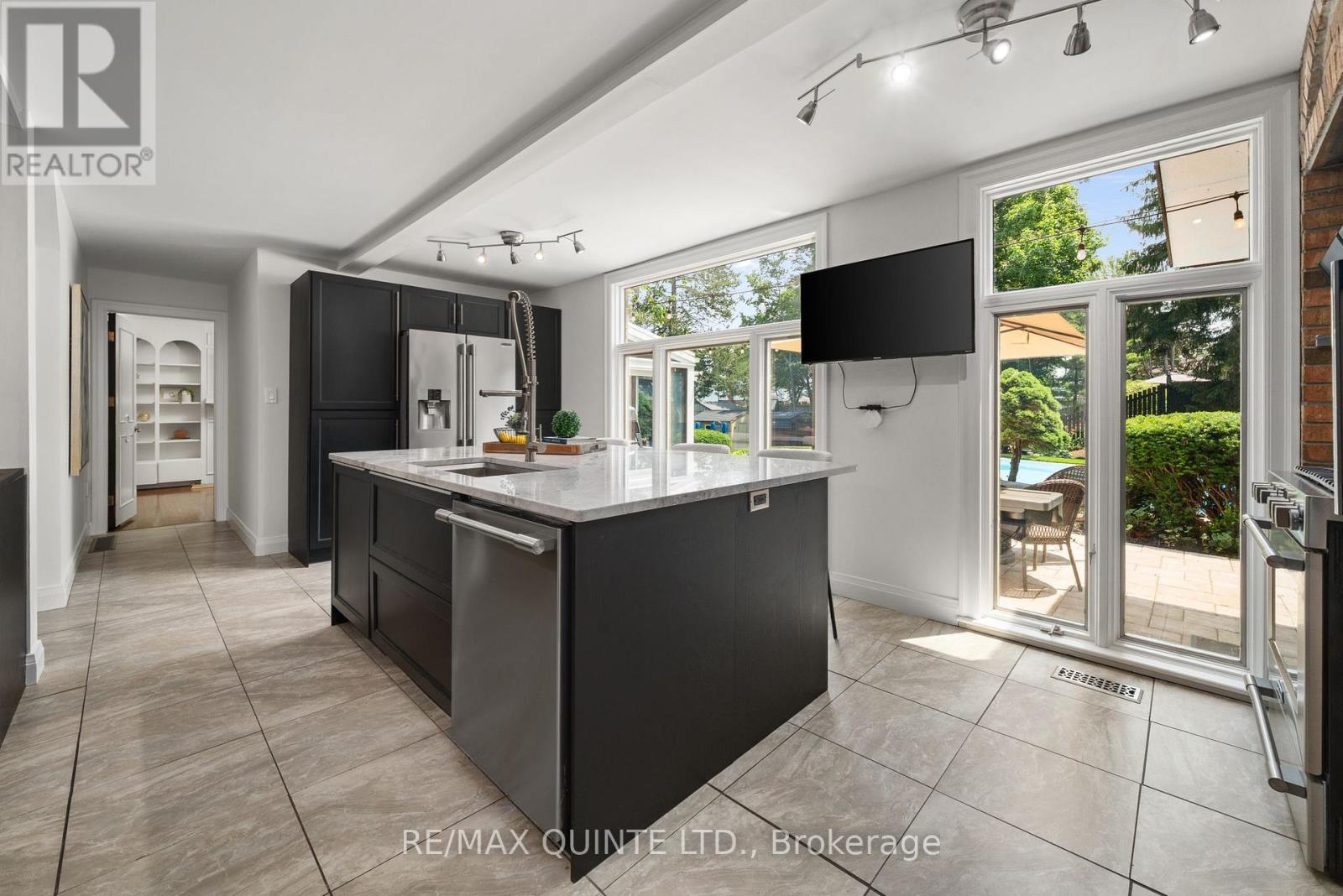 22 FOREST HILL CRESCENT - 9