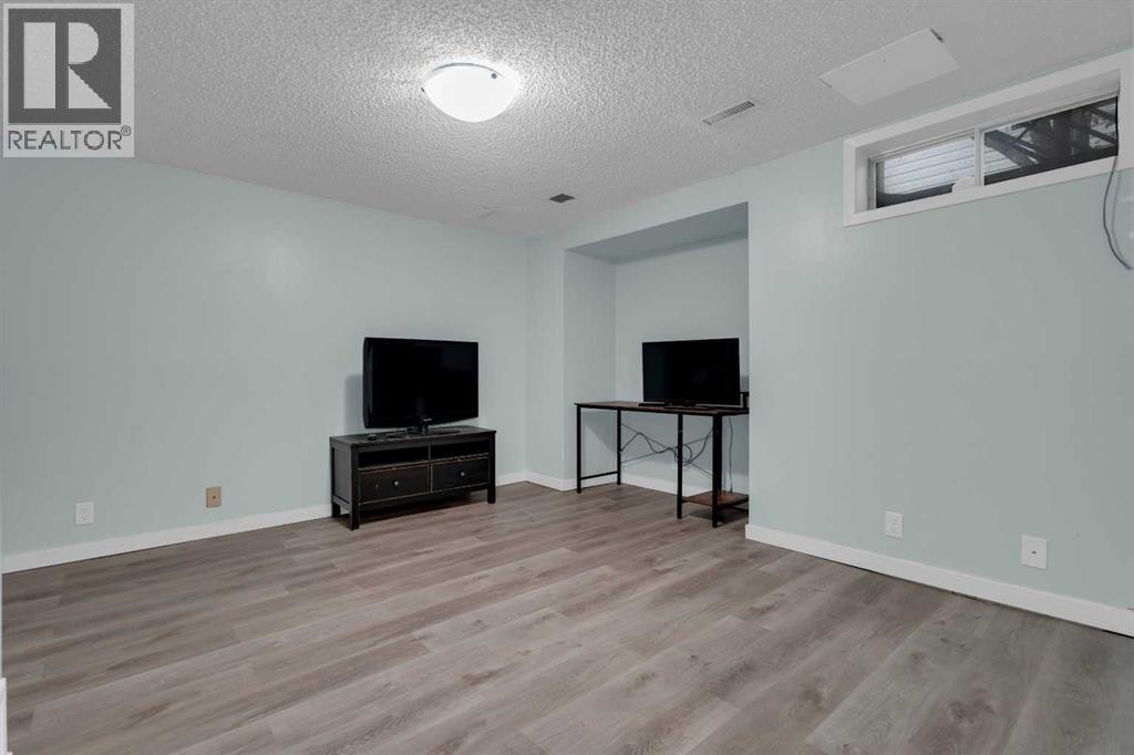 Single Family House for Sale in  Woodglen Close SW Woodbine Calgary 